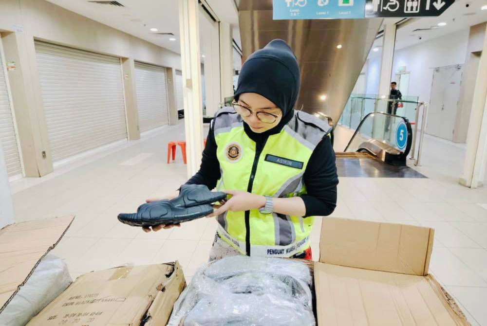 Stok selipar tiruan ini dipercayai diperolehi dari negara luar dan disimpan di stor sebelum diedarkan untuk jualan.