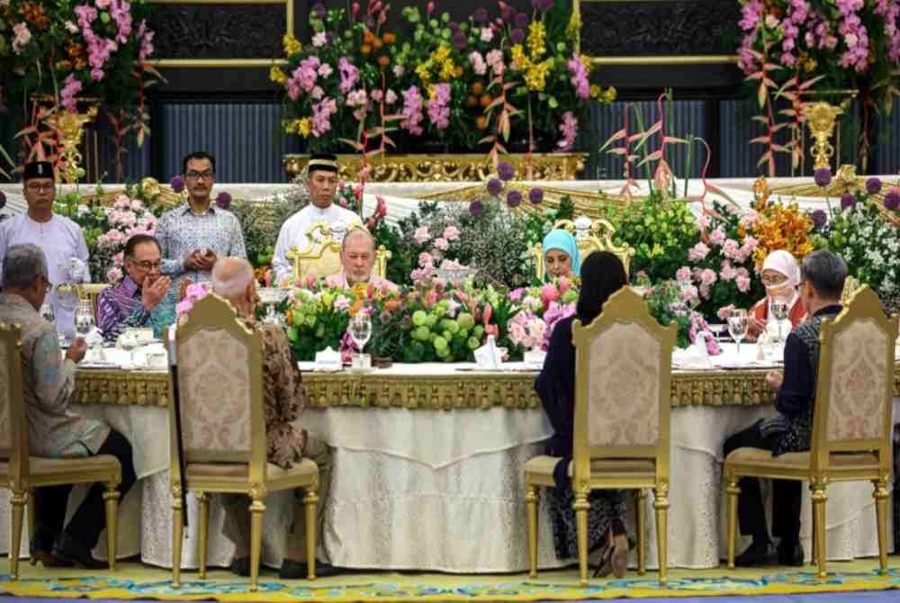 Sultan Ibrahim dan Raja Zarith Sofiah berkenan berangkat menghadiri Majlis Jamuan Teh Diraja di Istana Negara pada Sabtu. Foto Bernama