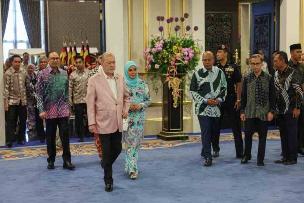 Sultan Ibrahim dan Raja Zarith Sofiah berkenan berangkat menghadiri Majlis Jamuan Teh Diraja di Istana Negara pada Sabtu. Foto Bernama
