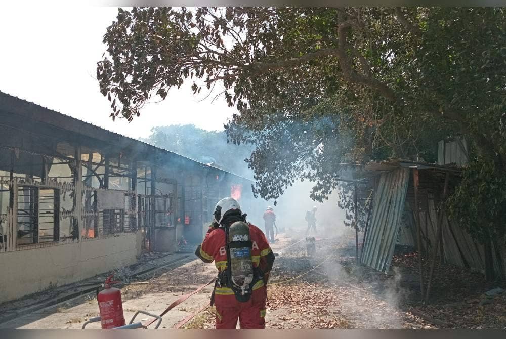 Anggota bomba sedang melakukan kerja-kerja memadamkan api.