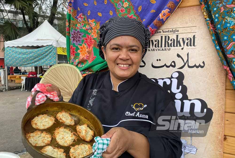 Cef Asma menunjukkan kuih tradisional, Bako Nyor yang baharu sahaja siap dibakar.