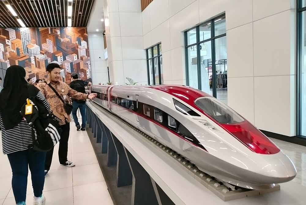 Replika WHOOSH yang dipamerkan di salah satu stesen kereta api berkenaan.