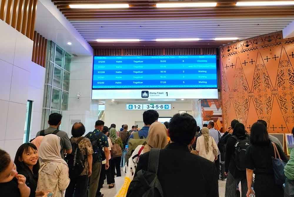 Terdapat empat stesen antaranya Halim, Karawang, Padalarang dan Tegalluar.