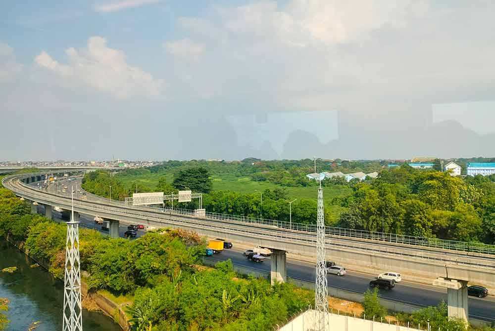 Perjalanan sebelum ini mengambil masa kira-kira tiga jam dipendekkan dengan adanya WHOOSH merentasi Jakarta dan Bandung.