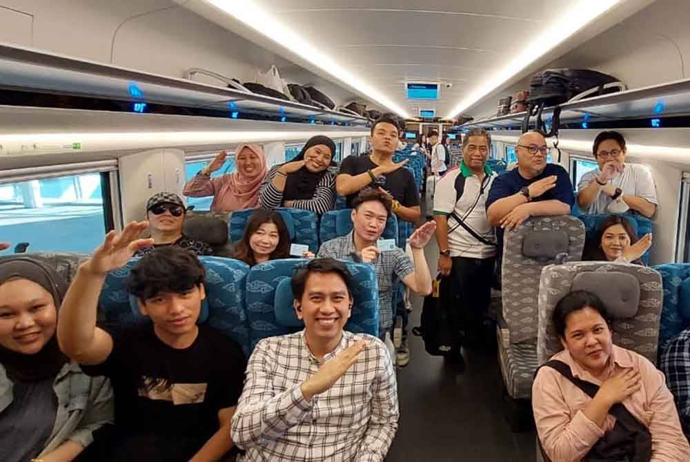 Penumpang WHOOSH menikmati perjalanan kira-kira 30 minit dari Jakarta ke Bandung.