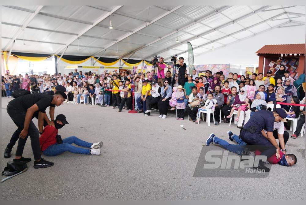 Demonstasi anggota PDRM ini, menunjukkan penggunaan T-Baton bagi mempertahankan diri dan menangkap penjenayah. Foto Sinar Harian - ROSLI TALIB