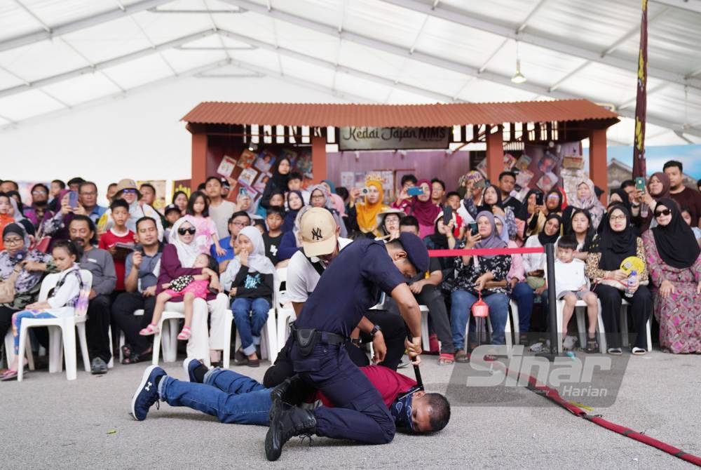 Demonstasi anggota PDRM ini, menunjukkan penggunaan T-Baton bagi mempertahankan diri dan menangkap penjenayah. Foto Sinar Harian - ROSLI TALIB