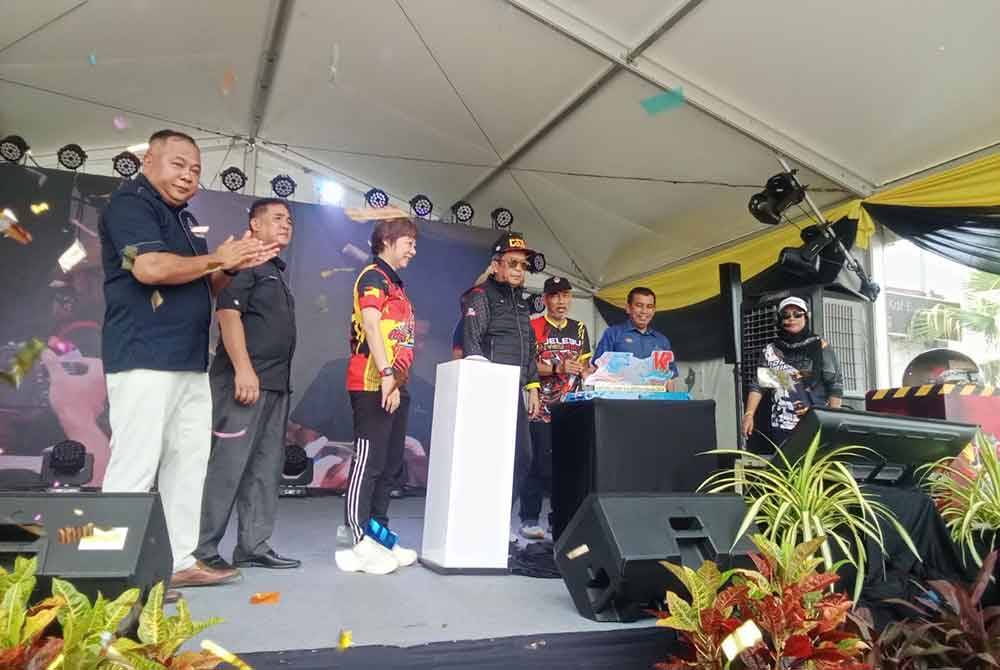 Jalaluddin (empat dari kiri) ketika merasmikan program pada Sabtu.