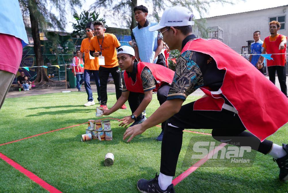 Tuju tin permainan lama yang dibawa pada Karnival Rakyat Karangkraf yang berlangsung hingga Ahad. Foto Sinar Harian-HALIM WAHID