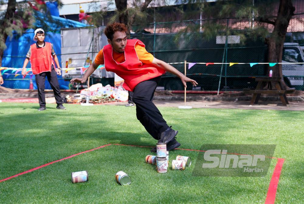 Tuju tin permainan lama yang dibawa pada Karnival Rakyat Karangkraf yang berlangsung hingga Ahad. Foto Sinar Harian-HALIM WAHID
