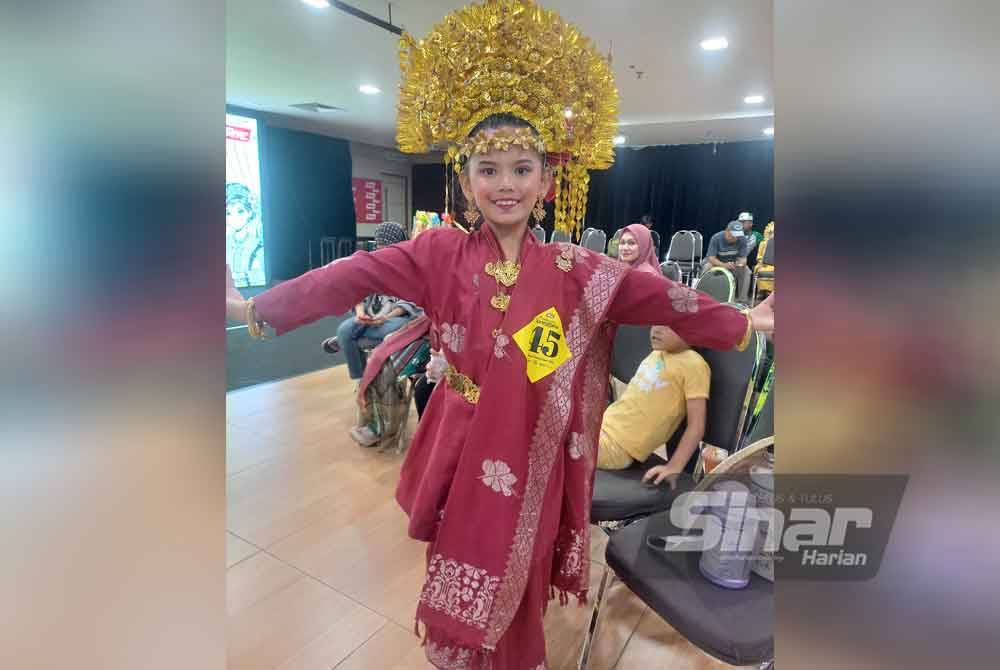 Baju kebaya songket tradisional yang diperagakan dalam pertandingan Busana Tradisional Cilik sempena Karnival Rakyat Karangkraf 2024 di Kumpulan Karangkraf di sini pada Sabtu.