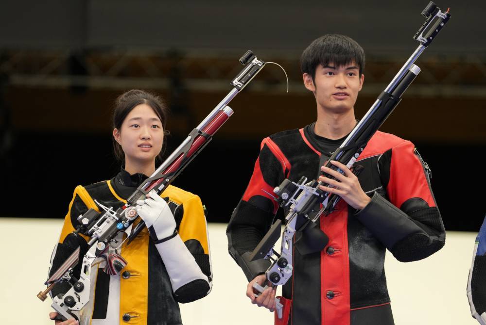 Huang Yuting (kiri) dan Sheng Lihao membutirkan emas pertama dari Paris 2024. Foto Agensi