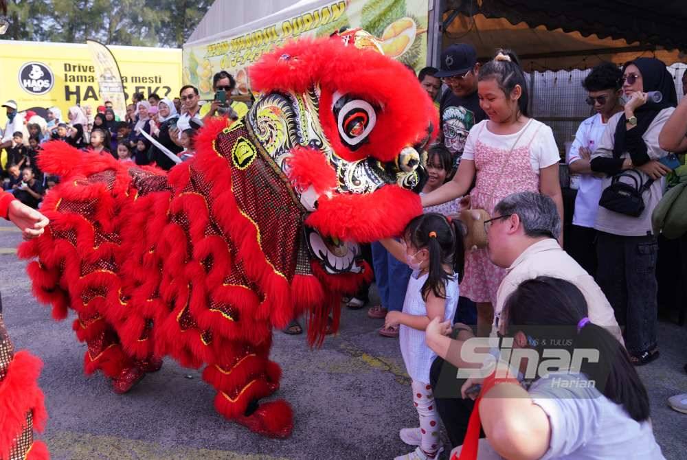 Persatuan Tarian Cina UM tampil dengan persembahan berbeza-beza sepanjang tiga hari Karnival Rakyat Karangkraf 2024.