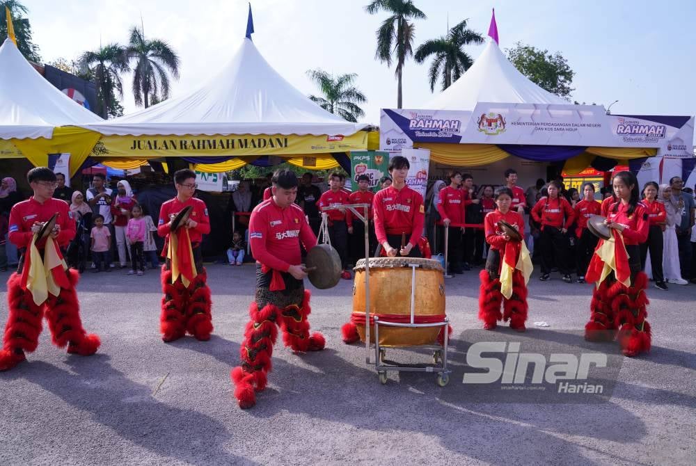 Persembahan Gendang 24 Musim oleh ahli kumpulan Persatuan Tarian Cina UM.
