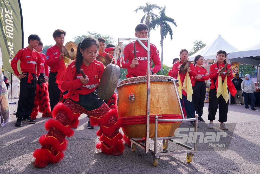 Persembahan Gendang 24 Musim oleh ahli kumpulan Persatuan Tarian Cina UM.