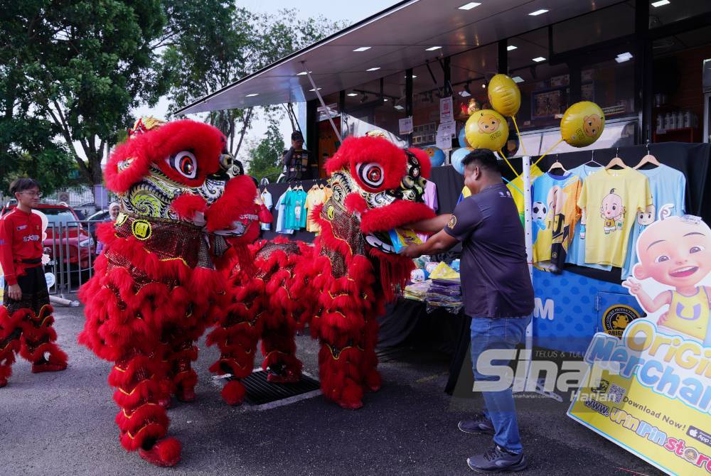 Persembahkan tarian singa secara tradisional termasuk menjelajah ke ruang-ruang pameran yang disediakan.