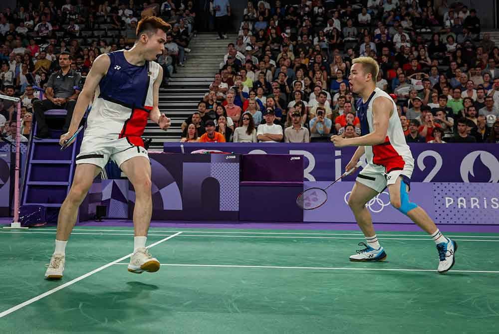 Reaksi Aaron-Wooi Yik ketika menentang Lane-Vendy dalam acara badminton Kumpulan A Paris 2024, di Arena Porte De La Chapelle hari ini.