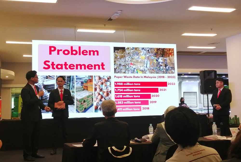 Salah satu finalis membuat pembentangan kertas kerja pada pertandingan akhir NaSIC’24 di Lotus's Kepong pada Sabtu.