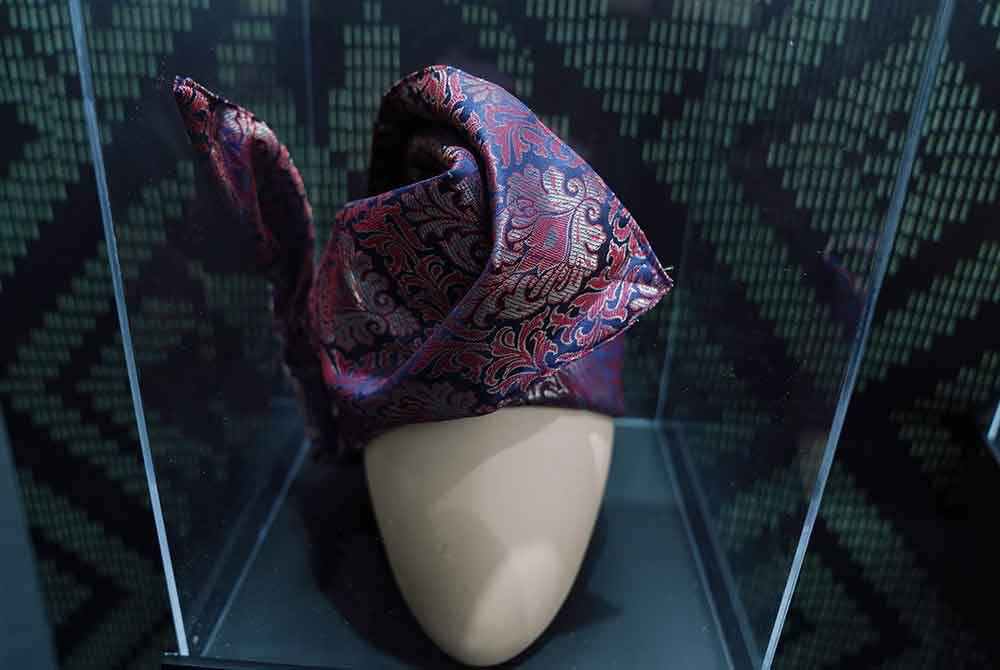 Sesetengah tanjak yang dipamerkan di Pameran Hiasan Kepala Tradisional ASEAN adalah hasil tangan peserta-peserta AHT.