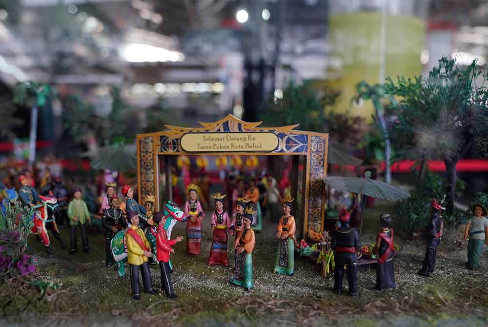 Pameran Hiasan Kepala Tradisional ASEAN turut menyediakan pameran miniatur oleh WCO.