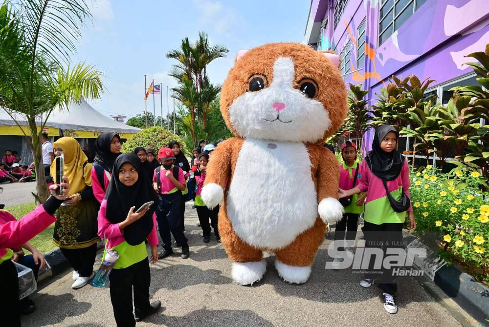 Maskot kucing mencuri tumpuan pengunjung.