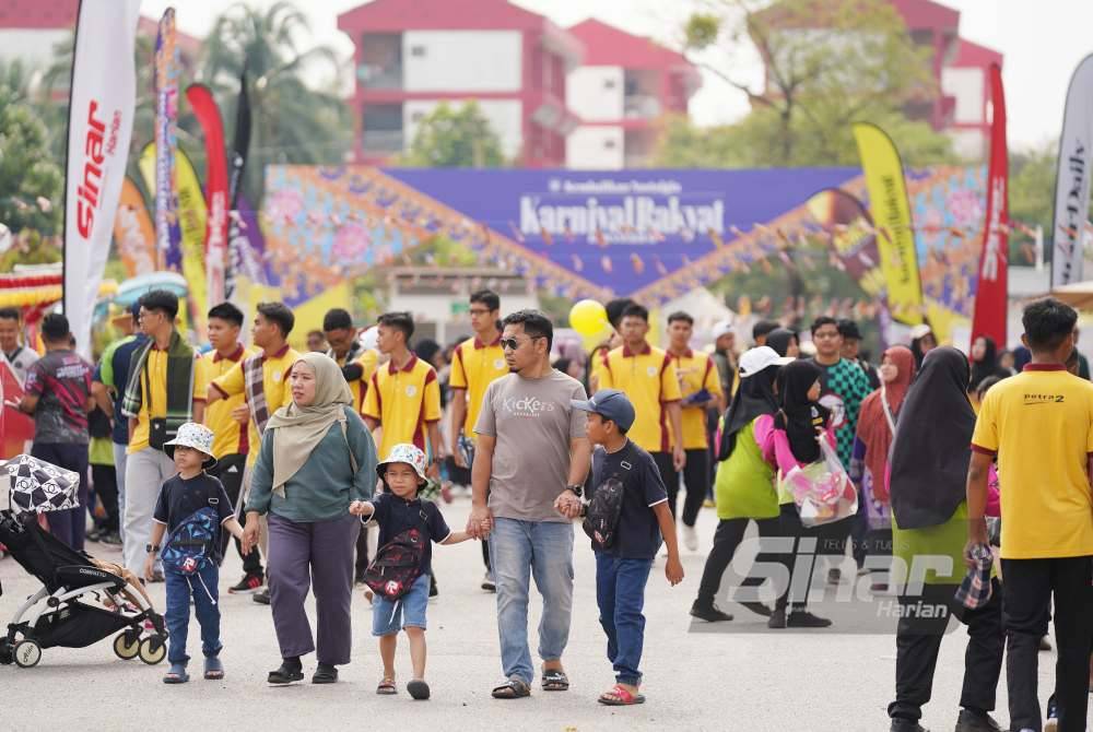 Karnival Rakyat Karangkraf 2024 yang memasuki hari kedua pada Sabtu meriah dengan kunjungan orang ramai sejak awal pagi.