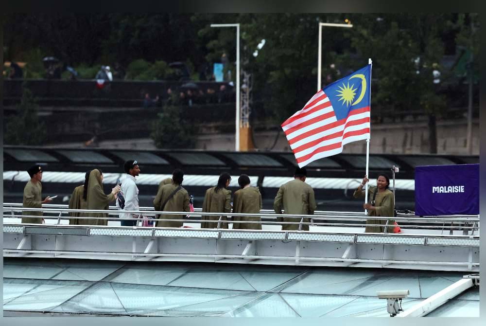 Ketua Kontinjen negara Datuk Hamidin Mohd Amin dan pembawa Jalur Gemilang, atlet terjun, Betrand Rhodic Lises bersama atlet pelayaran negara, Nur Shazrin Mohamad Latif bersama para atlet dan pegawai kontinjen negara menaiki bot pada upacara pembukaan Sukan Olimpik Paris 2024 di Sungai Seine. Foto Bernama