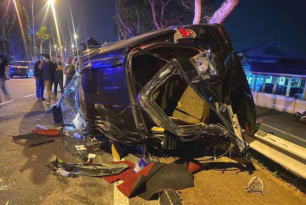 Perodua Myvi dinaiki mangsa yang maut remuk selepas terlibat dalam nahas jalan raya membabitkan empat buah kenderaan pada malam Sabtu.