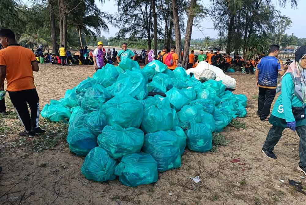 Dianggarkan sebanyak 700 hingga 800 kilogram sampah berjaya dikutip dalam program berkenaan.