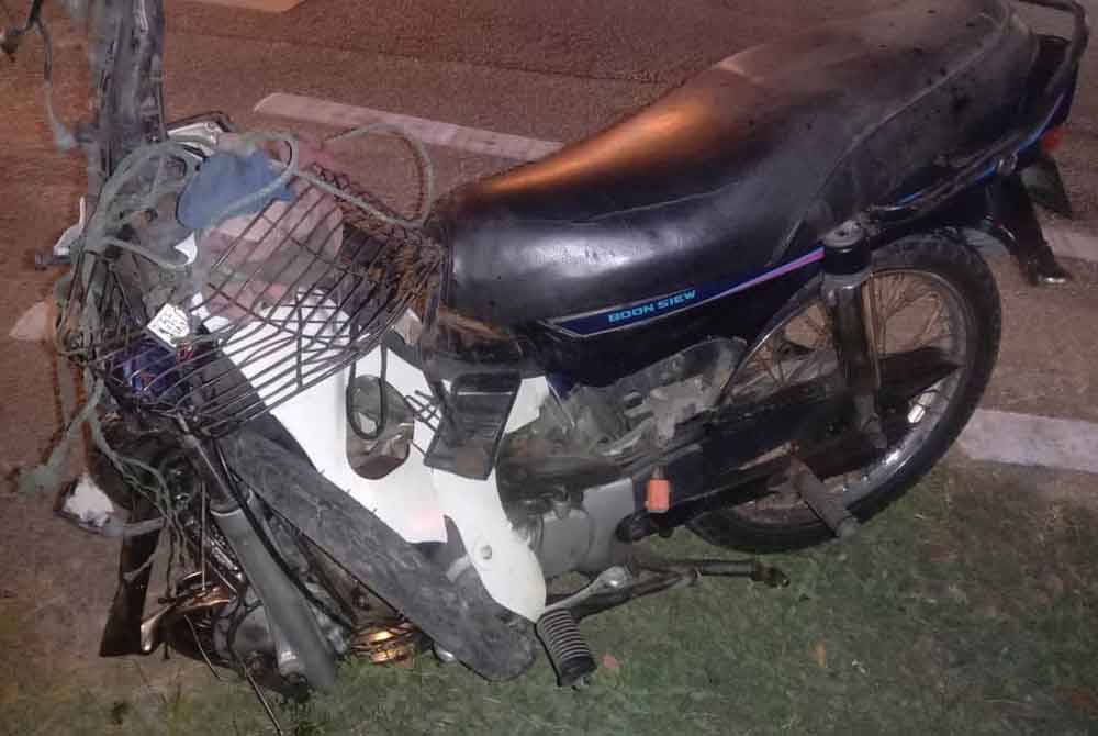 Motosikal ditunggang mangsa mengalami kerosakan teruk akibat kemalangan tersebut. Foto polis