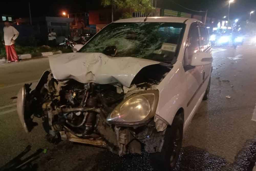 Kereta yang terlibat kemalangan turut mengalami kerosakan. Foto polis