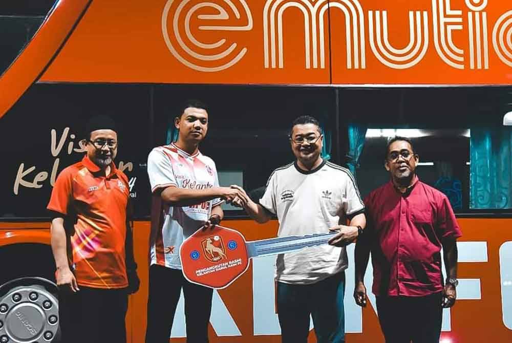 Rozi (dua dari kanan) menerima kunci pengangkutan rasmi dari syarikat Konsortium E-Mutiara.