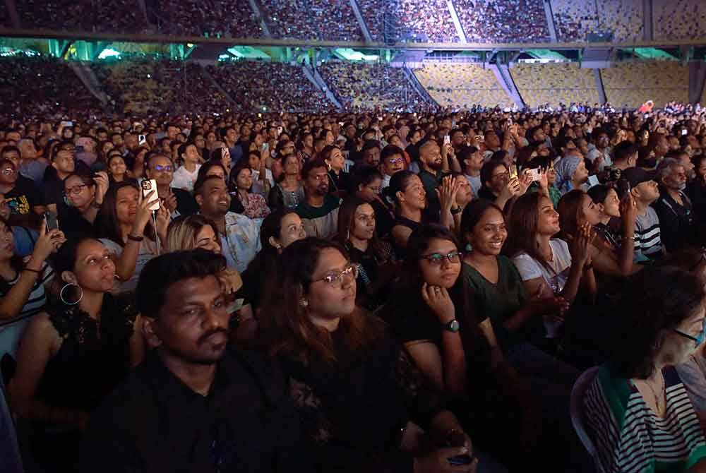 Penonton terhibur dengan persembahan penyanyi dan komposer dari India, Ar Rahman sempena Konsert AR Rahman Live in Kuala Lumpur 2024 di Stadium Nasional Bukit Jalil Kuala Lumpur. Foto Bernama