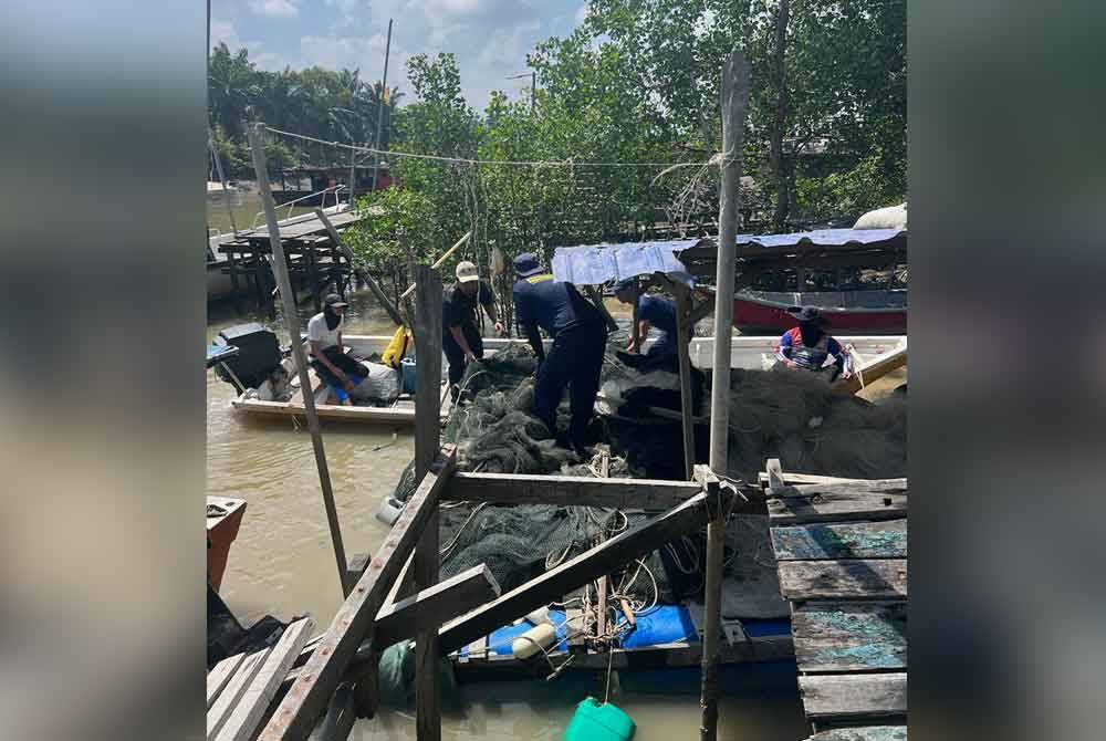 Anggota DOF menjalankan pemeriksaan di beberapa jeti pendaratan ikan sebelum merampas beberapa ambai yang digunakan.
