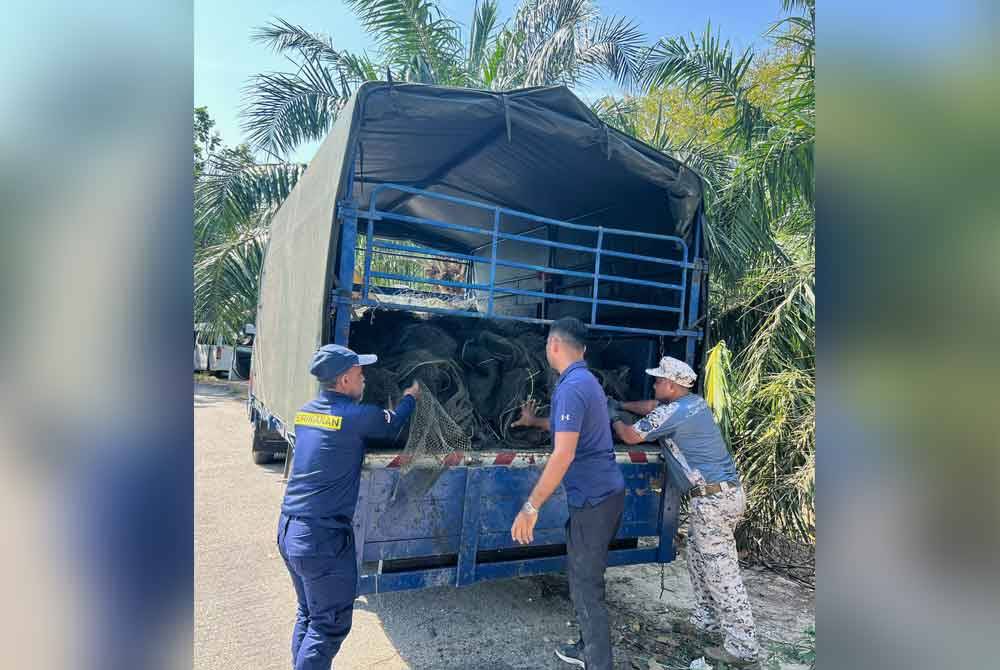 Operasi dijalankan merampas peralatan menangkap ikan tidak berlesen sekitar Kuala Langat pada Jumaat.