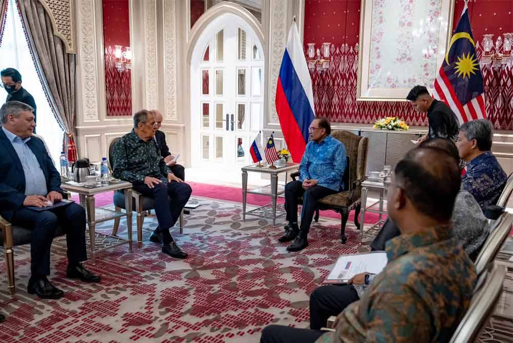 Anwar mengadakan perbincangan dengan Menteri Luar Rusia, Sergey Lavrov di Kompleks Seri Perdana pada Ahad.