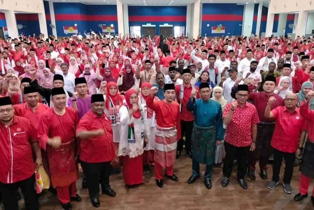 Onn Hafiz (tengah) bersama-sama perwakilan selepas merasmikan Persidangan UMNO Bahagian Simpang Renggam di Dewan Muafakat Majlis Daerah Simpang Renggam (MDSR) di sini pada Ahad.