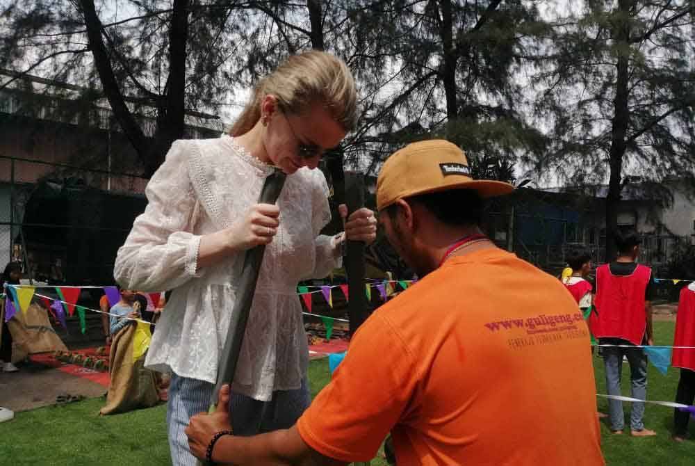 Anna mencuba permainan kaki hantu di Karnival Rakyat Karangkraf pada Ahad.