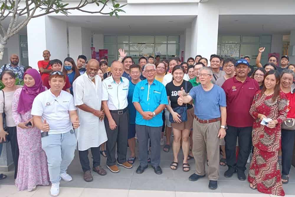 Hassan bersama-sama penduduk selepas mendengar masalah mereka di Kondominium Midas Seri Alam, Pasir Gudang pada Ahad