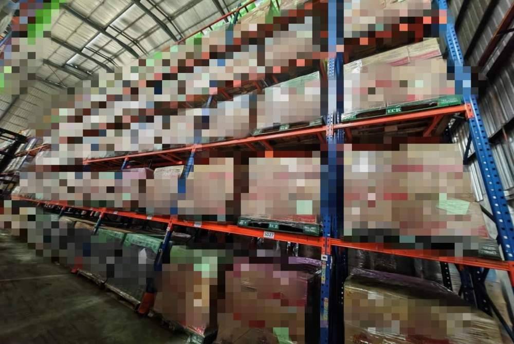 Pemeriksaan yang dilakukan KPDN di sebuah syarikat membungkus minyak masak di Kulai. Foto KDPN