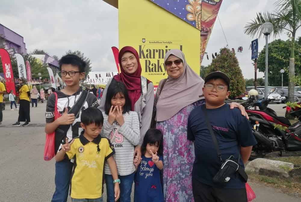 Rusizah (dua dari kanan) bersama anak dan cucu.