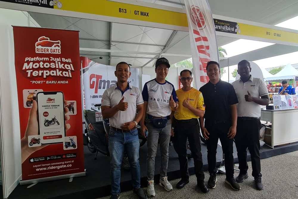 Mohd Yusof (dua dari kiri) bersama staf di reruai GT-max di Karnival Rakyat Karangkraf pada Ahad.