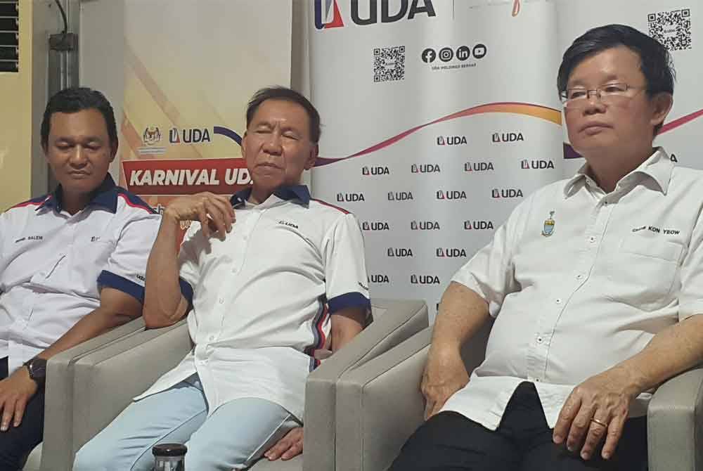 Kon Yeow (kanan) pada sidang media selepas merasmikan Karnival UDA 2024 di Tapak Parkir Gravitas, Jalan Baru Perai pada Ahad.