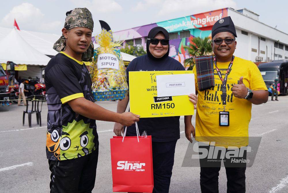 Hadiah juara Pertandingan Motor Siput disampaikan oleh Ketua Pengarang Sinar Harian, Zamri Rambli (kanan sekali). Foto Sinar Harian ROSLI TALIB