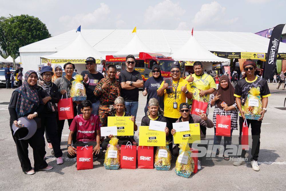 Para pemenang Pertandingan Motor Siput bergambar bersama pihak penganjur. Foto Sinar Harian ROSLI TALIB