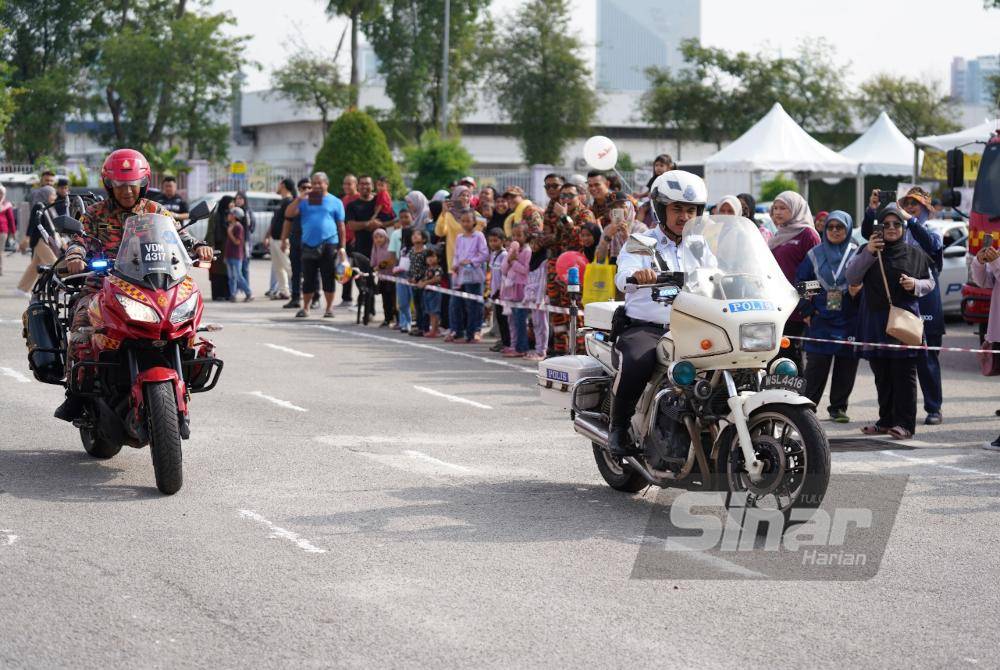 Gimik perasmian Pertandingan Motor Siput disempurnakan oleh anggota polis dan bomba.Foto Sinar Harian-ROSLI TALIB