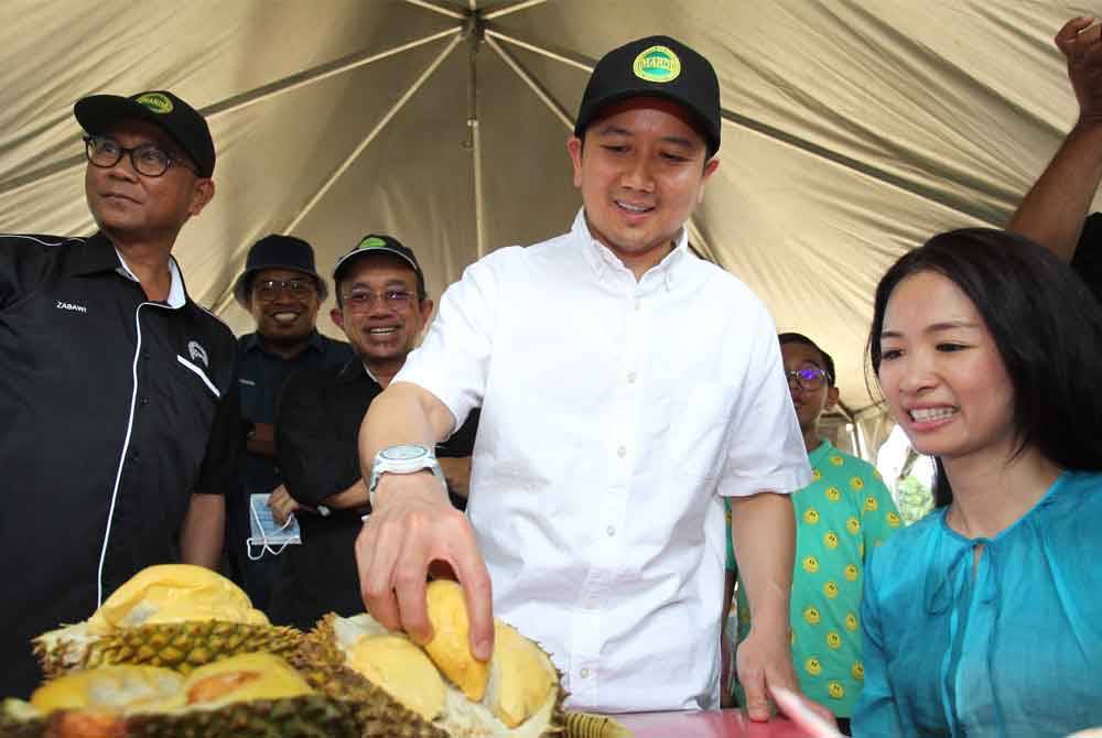 Arthur mencuba variati durian yang dihasilkan MARDI.