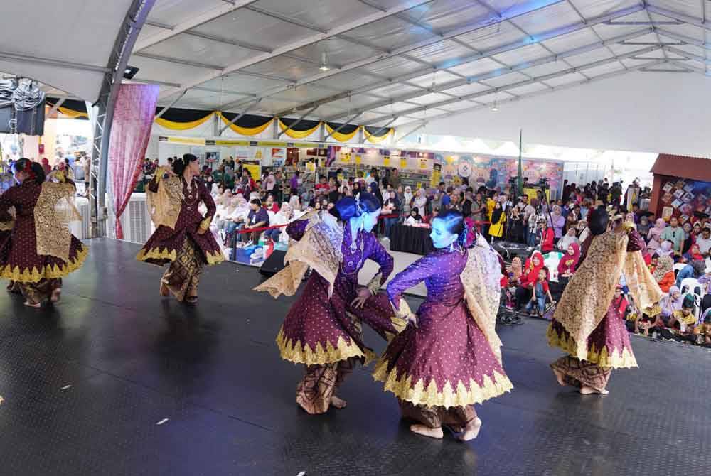 Pertandingan Tarian di Karnival Rakyat Karangkraf di Kompleks Kumpulan Karangkraf, di Shah Alam pada Ahad.
