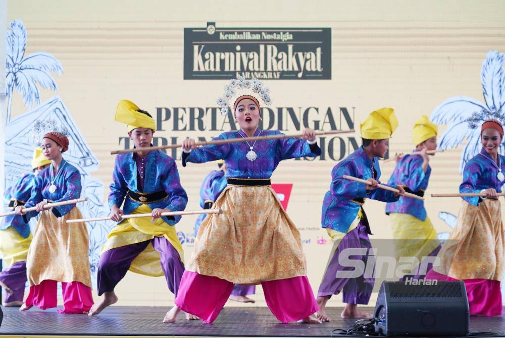 Antara kumpulan kategori sekolah menengah yang menyertai pertandingan tarian di Karnival Rakyat Karangkraf pada Ahad.
