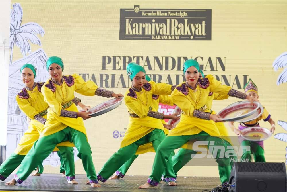Antara kumpulan kategori sekolah menengah yang menyertai pertandingan tarian di Karnival Rakyat Karangkraf pada Ahad.